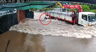 Tài xế xe tải phóng nhanh giữa đường ngập ở Hà Nội, sóng nước hất ngã người đi bộ